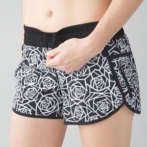Lululemon Tracker Short III - Posey Black & White